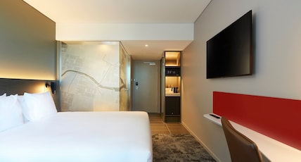 Holiday Inn Express Melbourne Southbank Room Type - 1 King Standard Botanic Garden View Free Breakfast Holiday Inn Express Melbourne Southbank Room Type - 1 King Standard Botanic Garden View Free Breakfast
