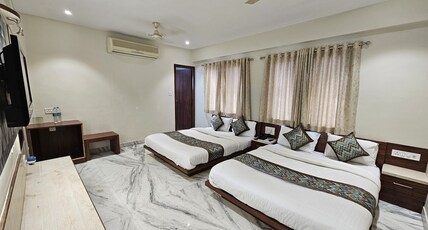 Hotel Shri Vithalesh (In Front of Temple) Room Type - Suite Four Bed Room