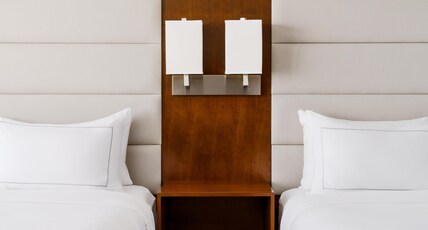DoubleTree Beach Resort by Hilton Tampa Bay - North Redingto Room Type - 2 QUEEN SUNRISE CITY VIEW