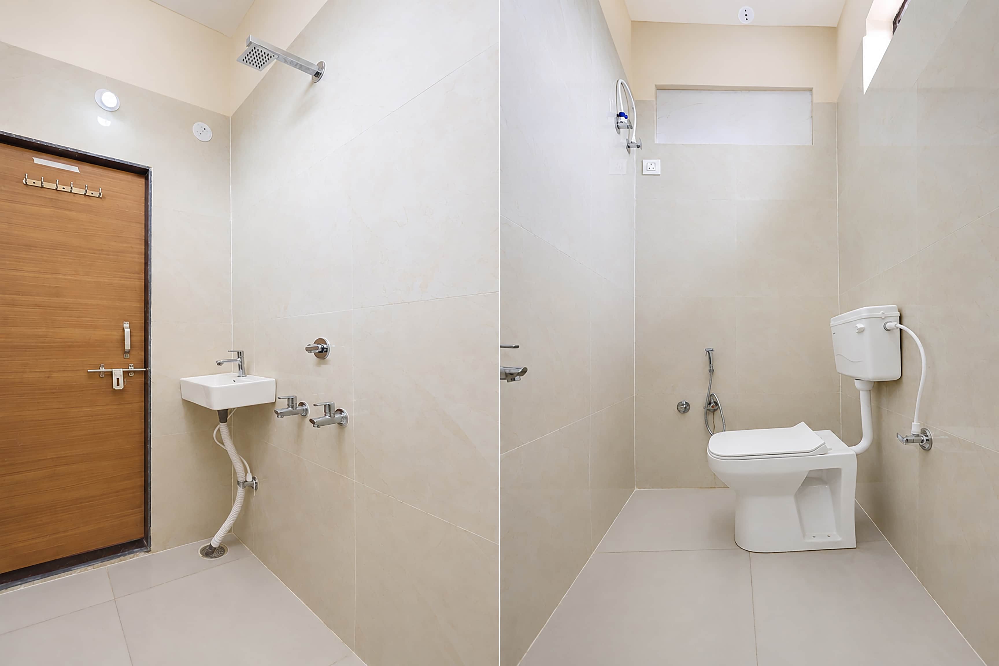OYO 846487 Hotel Royal Galaxy Inn - Tap to explore photos