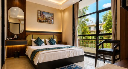 Hotel Shankuntla Palace - 400 Mtr from Vishnupad Mandir Room Type - Queen Room With Balcony Hotel Shankuntla Palace - 400 Mtr from Vishnupad Mandir Room Type - Queen Room With Balcony