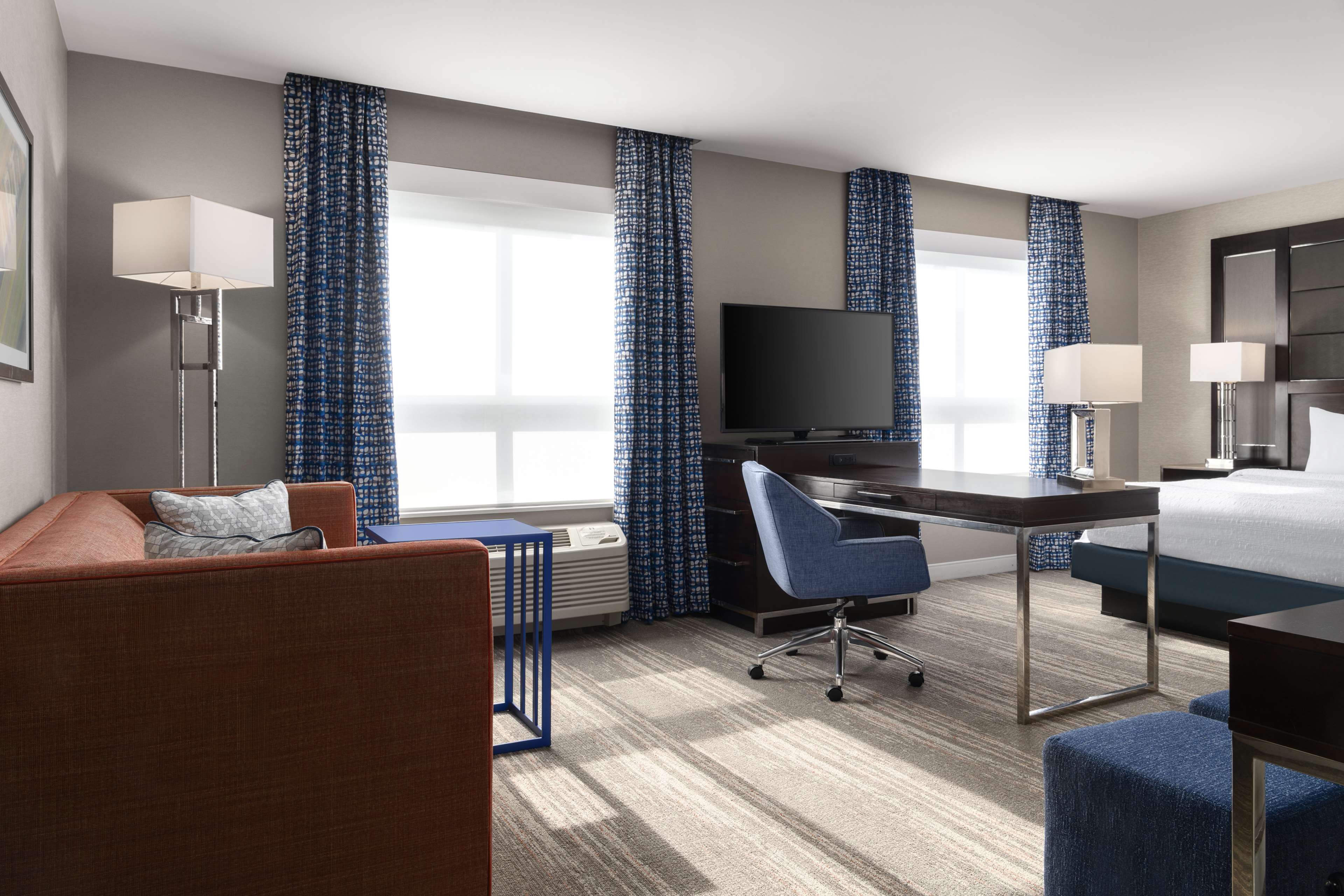 Hampton Inn & Suites by Hilton Worcester - Tap to explore photos