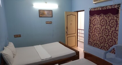 Pari Residential Lodge - Temple View Hotel Room Type - Triple bedroom NON AC