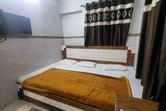 New Khandelwal Guest House | 30m from Khatushyamji Temple