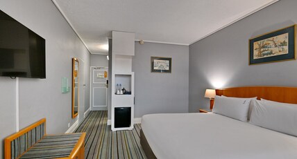 Holiday Inn BULAWAYO Room Type - 1 King Bed Premium Smoking