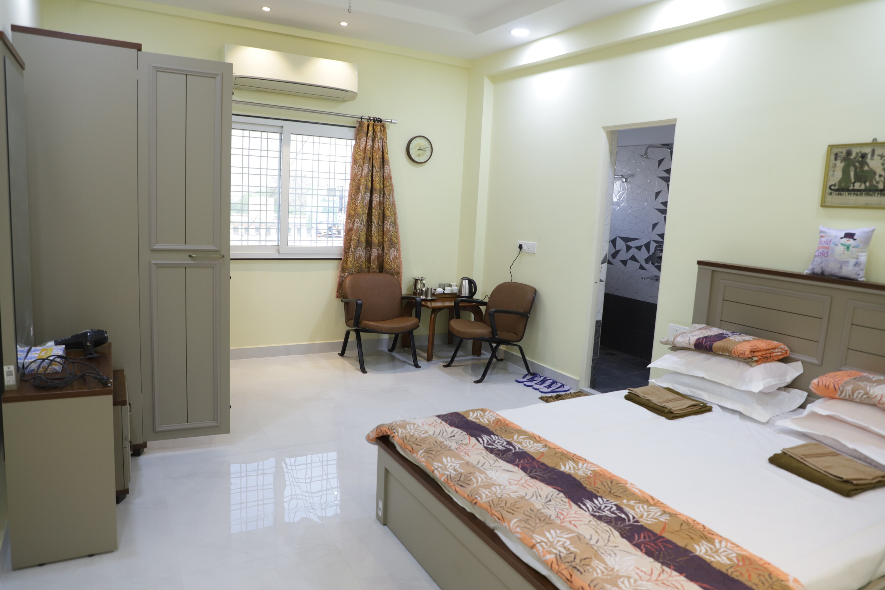 V & U Homestay Sadar - Tap to explore photos