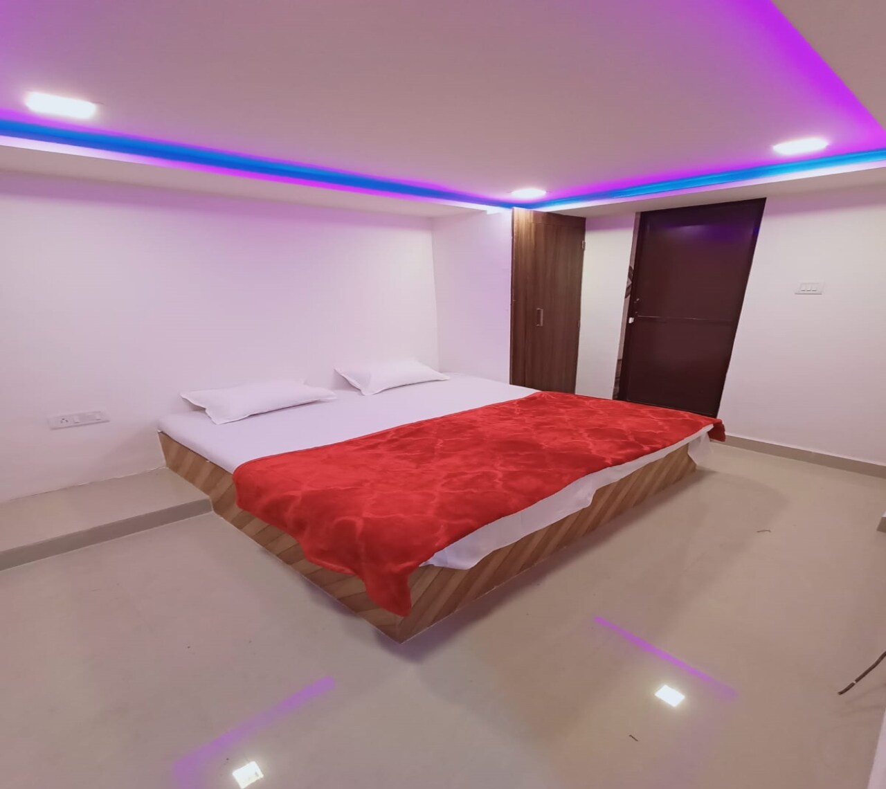 Hotel Hot Drop The Cafeteria, Pandri Main Road - Tap to explore photos