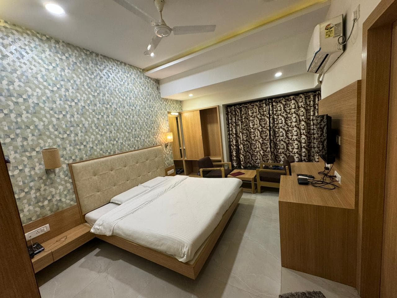 HOTEL HAPPY TIMES - Tap to explore photos