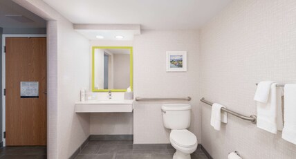 Hampton Inn & Suites Fort Myers Beach/Sanibel Gateway, FL Room Type - KG MOB HEA ACC 3X3 SHOWER