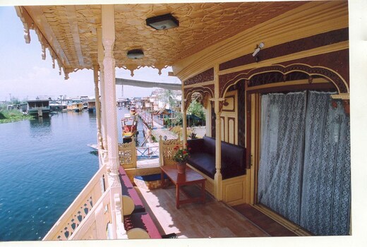 New Lucky Flower House boat