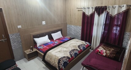 Omji-Kalindi Seva Sadan Room Type - Deluxe Triple Room