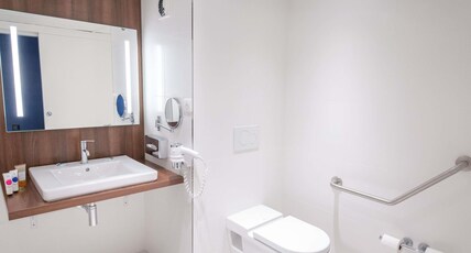 Mercure Hyeres Centre Hotel Room Type - Standard room + 1 double bed - Accessible for people with reduced mobility