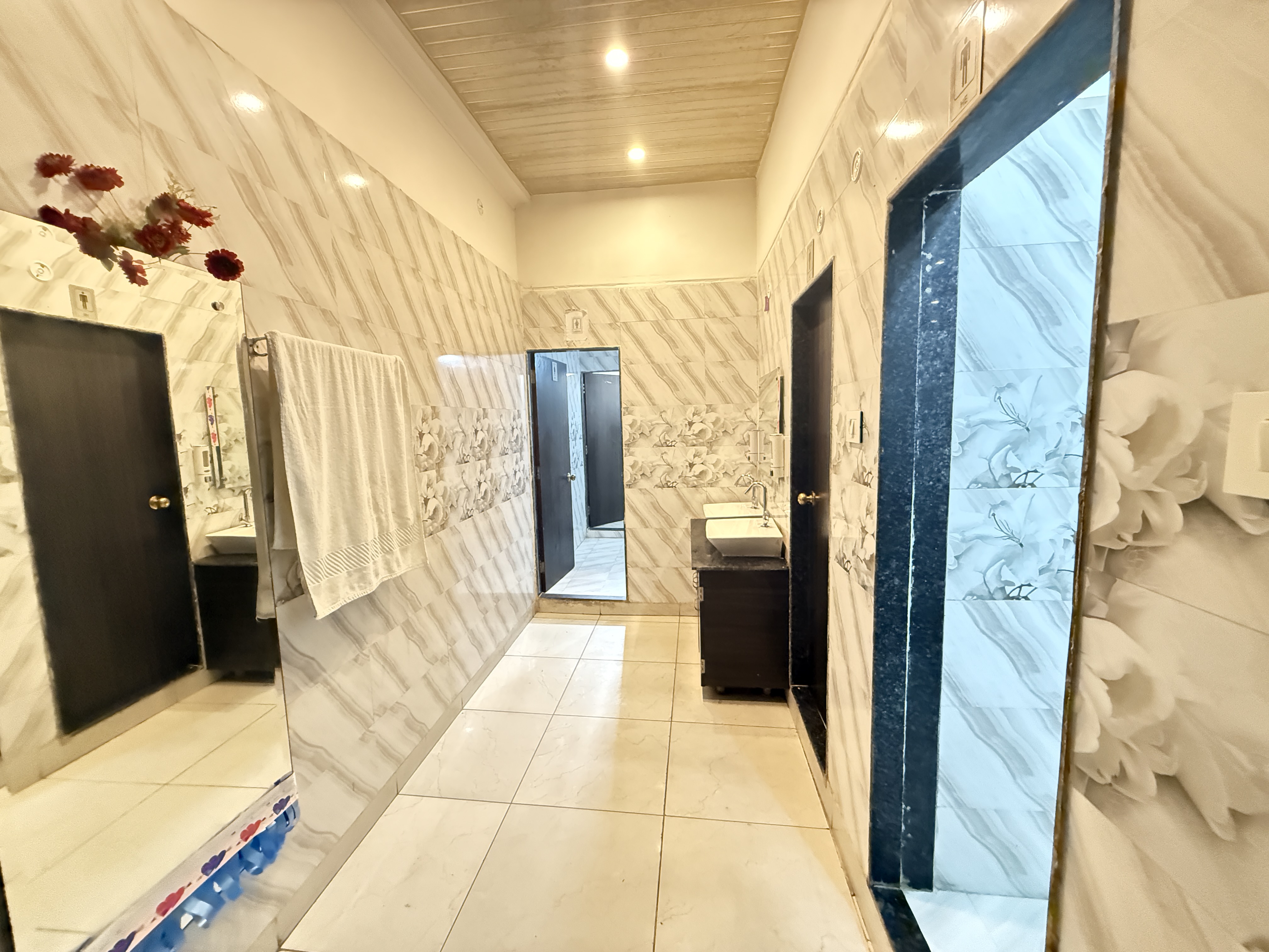 Hotel Leela Galaxy - Tap to explore photos