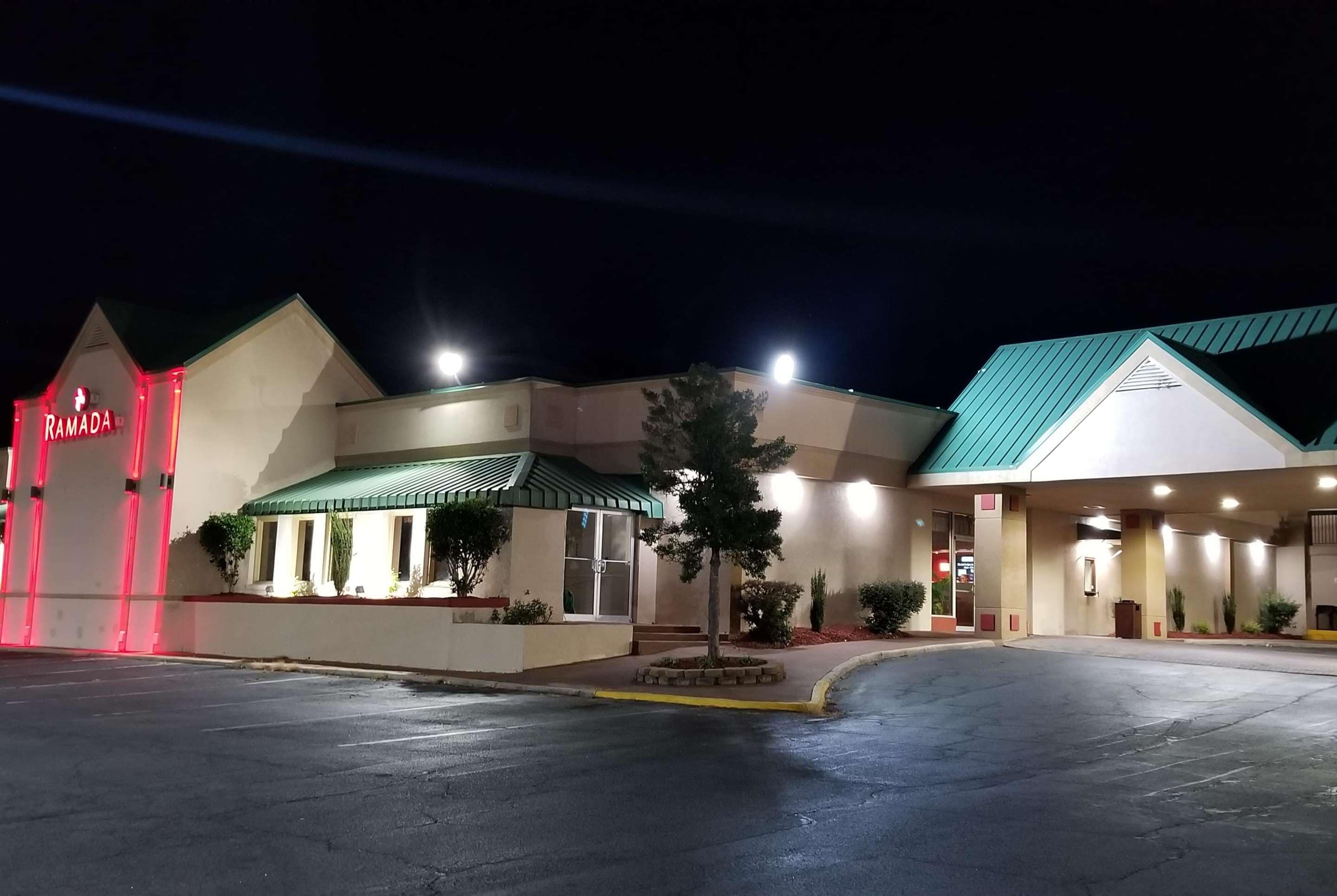 Ramada by Wyndham & Suites Warner Robins - Tap to explore photos