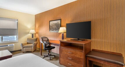 Best Western Plus Service Inn & Suites Room Type - 1 King Bed, Non-Smoking, Sofabed, Microwave And Refrigerator, Wi-Fi, Full Breakfast Best Western Plus Service Inn & Suites Room Type - 1 King Bed, Non-Smoking, Sofabed, Microwave And Refrigerator, Wi-Fi, Full Breakfast