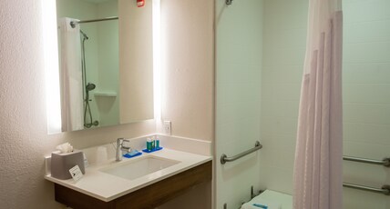 Holiday Inn Express Hotel & Suites Muskogee Room Type - 1 King Bed Standard Mobil Access Tub