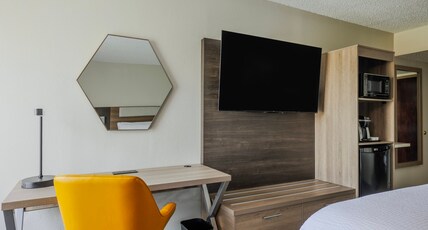Holiday Inn Express Burlington, an IHG hotel Room Type - 1 King Bed Standard