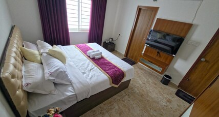 Broadway Inn Room Type - King Comfort Room