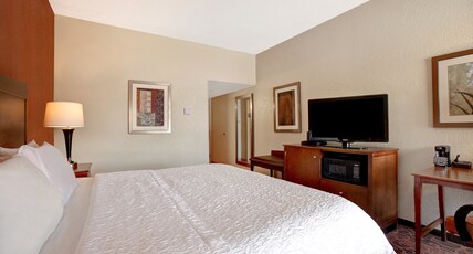 Hampton Inn Ft. Wayne-Southwest Room Type - 1 KING MICRO FRIDGE NS