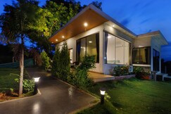 MaisonPrive 2BHK by stayjade| Garden |30 min Airport