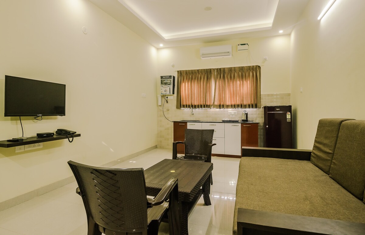 2 Bedroom Apartment for 6 with Pool Anjuna - Tap to explore photos