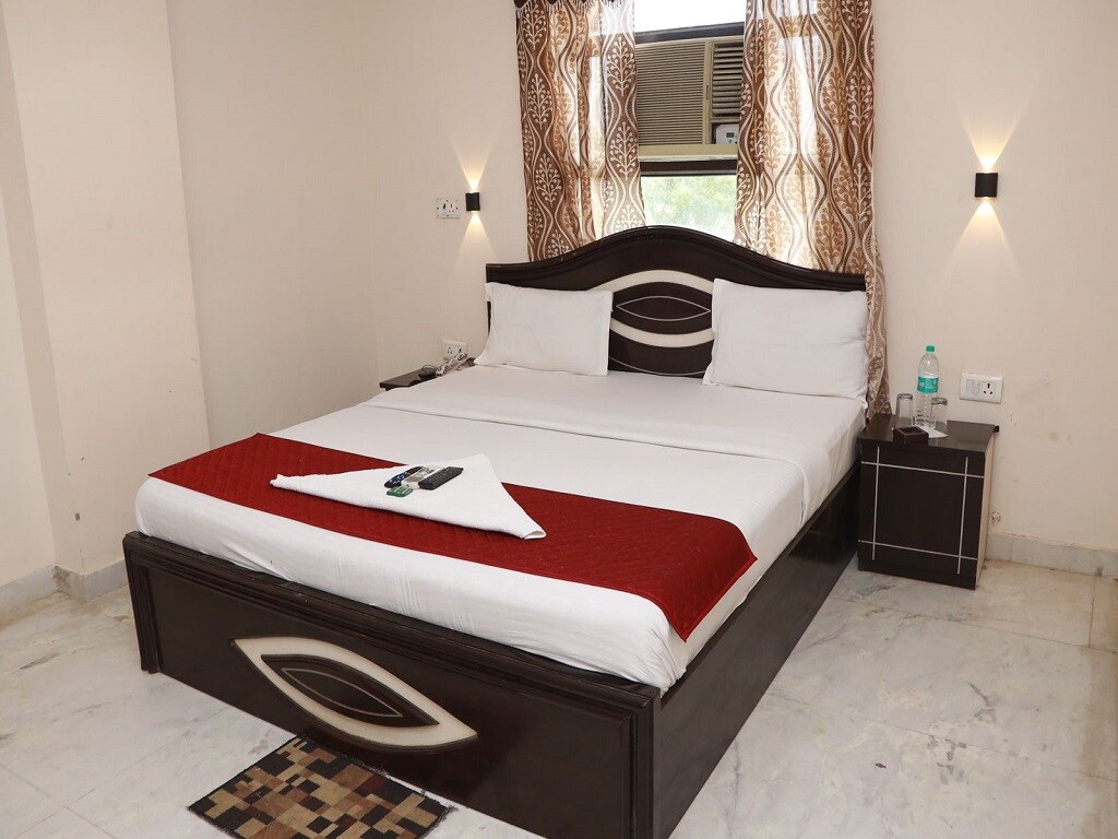 Hotel Malak Mahal Palace - Tap to explore photos
