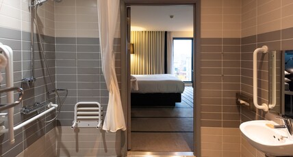 Crowne Plaza Hotel Manchester City Centre Room Type - 1 Queen Standard Accessible Minifridge