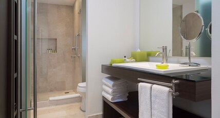 Presidente InterContinental Cancun Resort Room Type - 1 King Lagoon View Club Lounge Access