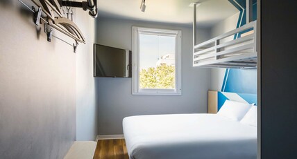 ibis budget Lyon Villeurbanne Room Type - TRIPLE - Room with a large bed and a bunk bed