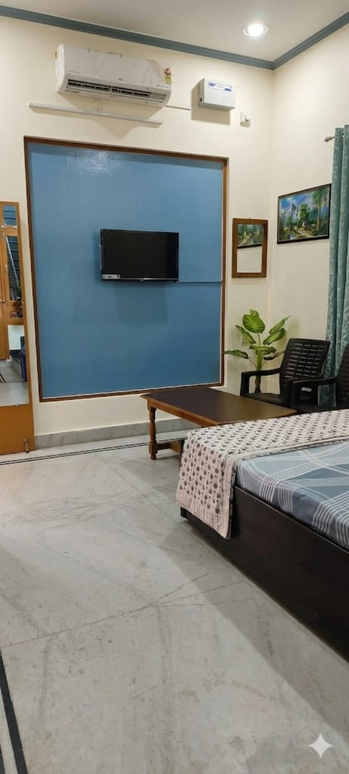 Aradhna Home Stay - Tap to explore photos