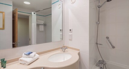 Hilton Puckrup Hall Tewkesbury Room Type - TWIN HILTON GUESTROOM