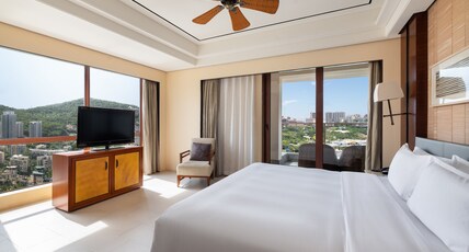 Crowne Plaza SANYA CITY CENTER  Room Type - 1 King Premium Bay View Lounge Access Smoking