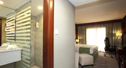 Holiday Inn AL KHOBAR - CORNICHE Room Type - 1 King Bed 1 Bedroom Suite Smoking Holiday Inn AL KHOBAR - CORNICHE Room Type - 1 King Bed 1 Bedroom Suite Smoking