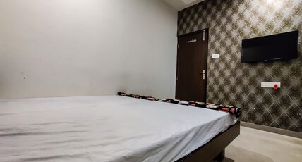 Basera AC DORMITORY & ROOMS Room Type - Luxurious Family Room