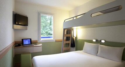 IBIS BUDGET Biarritz - Anglet Room Type - TRIPLE - Room with a large bed and a bunk bed