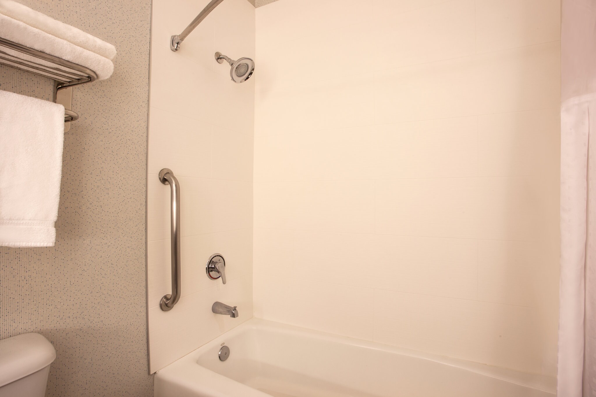 Holiday Inn Express & Suites DAVIS - UNIVERSITY AREA - Tap to explore photos