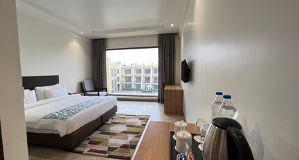 Parklane Resort Room Type - Business Room - Pool View