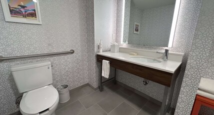Hampton Inn by Hilton Fremont Room Type - 1 KNG ACCESSIBLE TUB NS