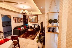 Ayoura Premium Homestay 2BHK 4 Balconies Views