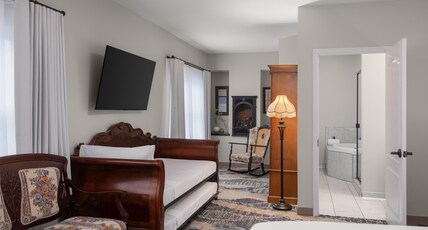 National Hotel Jackson, Tapestry Collection by Hilton Room Type - 1 K DLX DAYBED SOAKER TUB