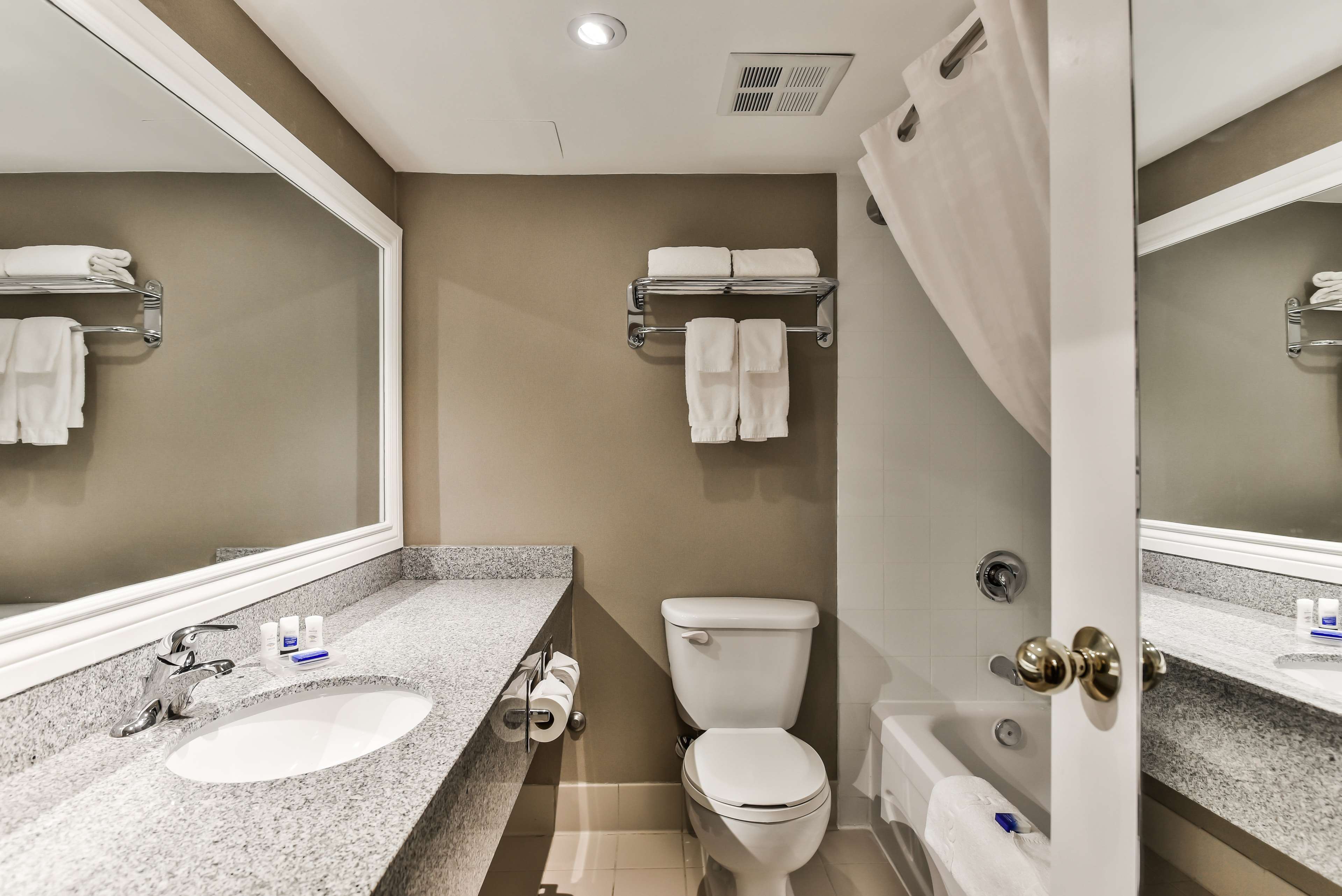 Best Western Plus Cambridge Hotel - Tap to explore photos