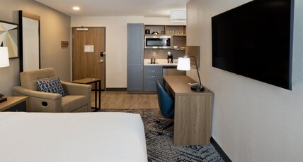 Candlewood Suites DOTHAN Room Type - 1 King Studio Suite Mobility Accessible Tub