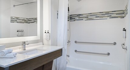 Even Hotel Sarasota-Lakewood Ranch Room Type - 2 Queen Beds Standard Communications Accessible Tub