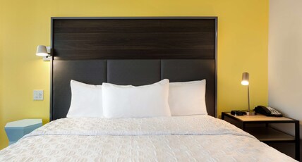 Tru by Hilton Galveston Room Type - 1 KING BED