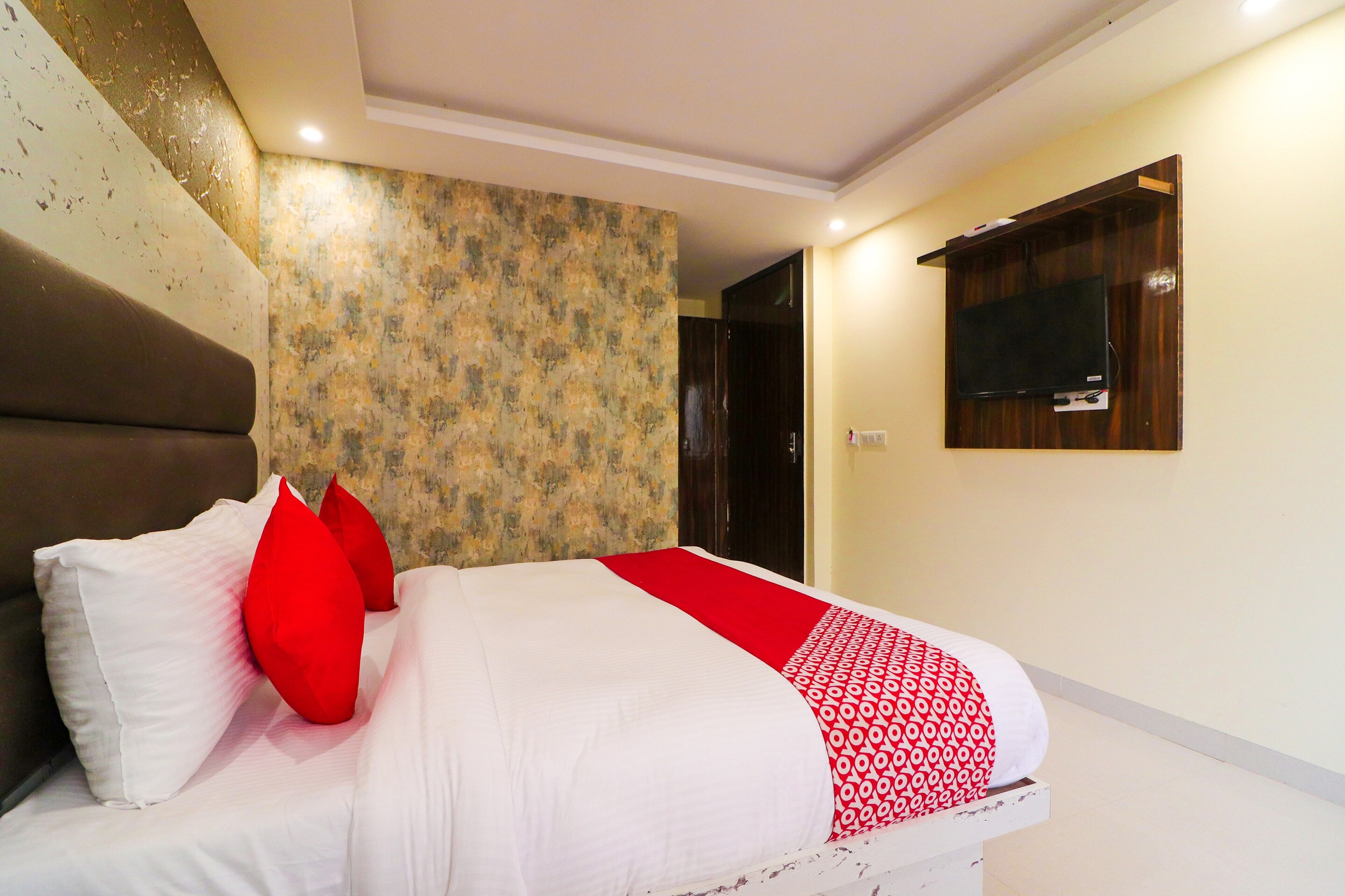 Hotel O Smart City - Tap to explore photos