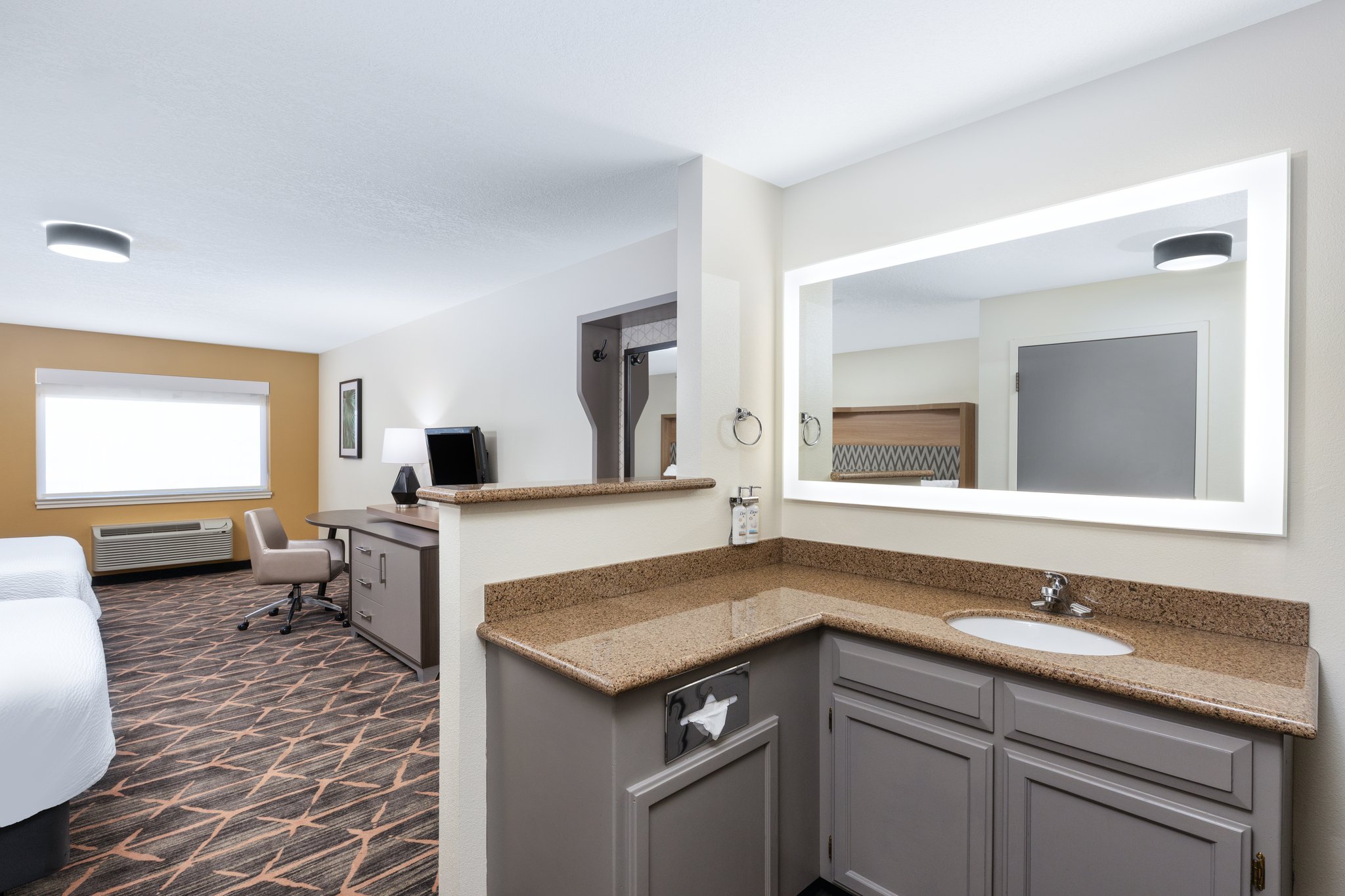 Holiday Inn REDDING - Tap to explore photos