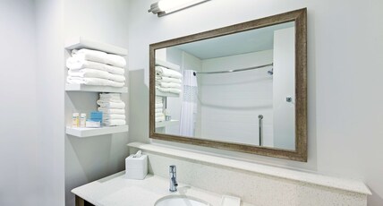 Hampton Inn & Suites Houston Atascocita Room Type - 1 KING SFBD FRG NS