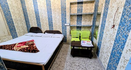 Radha Krishna Niwas | 4 Min Walk Kashi Vishwanath Room Type - Deluxe Queen Room with private bathroom AC