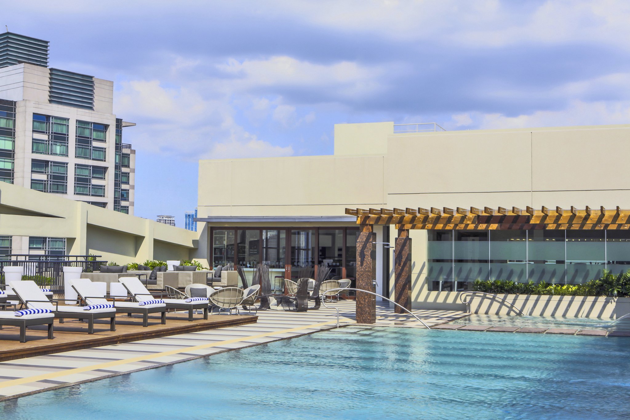 Holiday Inn & Suites Makati - Tap to explore photos