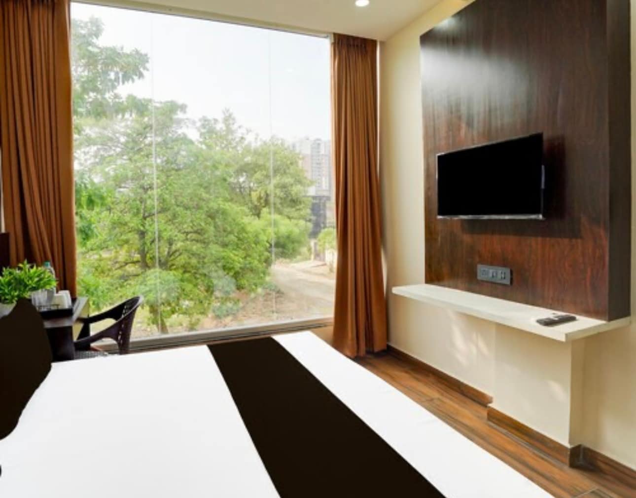 Yati Suites - Luxurious Rooms Near Expo - Tap to explore photos